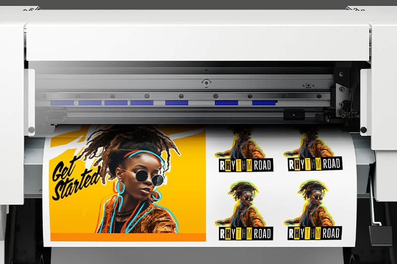Une imprimante produit des affiches éclatantes représentant une personne élégante portant des lunettes de soleil et des écouteurs, accompagnées de graphiques colorés et de textes indiquant « Get Started » et « Rhythm Road ». Cette conception dimprimante/découpeuse à jet dencre présente des éléments artistiques en jaune, noir et bleu.