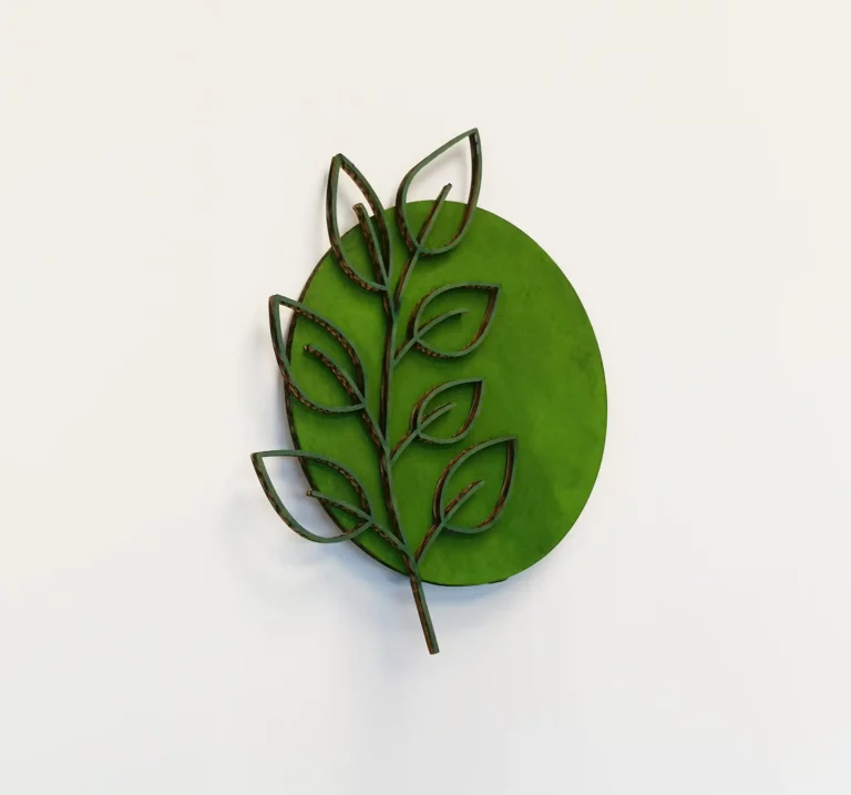 Une œuvre d'art murale en carton sur un mur blanc uni, découpée au laser et peinte en vert à la main, représente une branche avec plusieurs feuilles sur un fond circulaire vert.