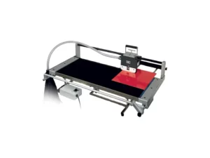 Un traceur à plat biseauteuse avec une surface noire et rouge élégante, doté dun cadre métallique robuste et dun boîtier de commande sur le côté. Un tube flexible est fixé, probablement pour laspiration ou le flux dair, le tout sur un fond blanc impeccable.
