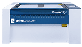 Une machine de découpe laser blanche et bleue, équipée dune fonction double source, est labellisée « Fusion Edge » par Epilog Laser. La machine est dotée dun couvercle transparent et dun panneau de commande numérique idéalement placé sur le côté droit.