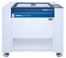 Une machine de gravure laser blanche et bleue avec les inscriptions « FusionEdge » et « EpilogLaser.com » dessus, dotée dun design élégant, dune technologie à double source pour une précision améliorée et de roues pour la mobilité.