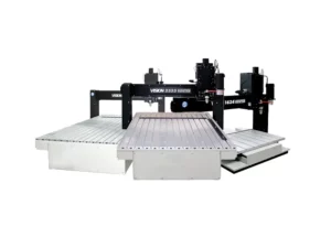Une grande machine CNC avec deux routeurs à plat équipés pour une découpe et une gravure précises. La machine a un design élégant, étiqueté « Vision 2525 Router » et « 1624 Router », avec des surfaces de travail en métal et diverses commandes.
