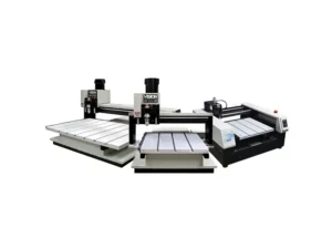 Trois machines CNC avec des surfaces de travail blanches et des composants noirs disposés en rangée. Les machines sont présentées sur un fond blanc uni, mettant en valeur leur design industriel et leur construction métallique.