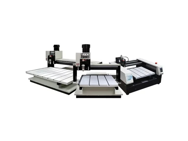 Trois machines CNC avec des surfaces de travail blanches et des composants noirs disposés en rangée. Les machines sont présentées sur un fond blanc uni, mettant en valeur leur design industriel et leur construction métallique.
