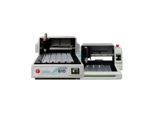 Deux machines CNC avec écrans daffichage numériques sont présentées côte à côte. Les machines ont un design élégant et moderne, avec une finition métallique et plusieurs boutons de commande à lavant.