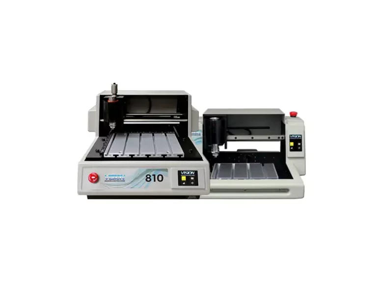 Deux machines CNC avec écrans daffichage numériques sont présentées côte à côte. Les machines ont un design élégant et moderne, avec une finition métallique et plusieurs boutons de commande à lavant.