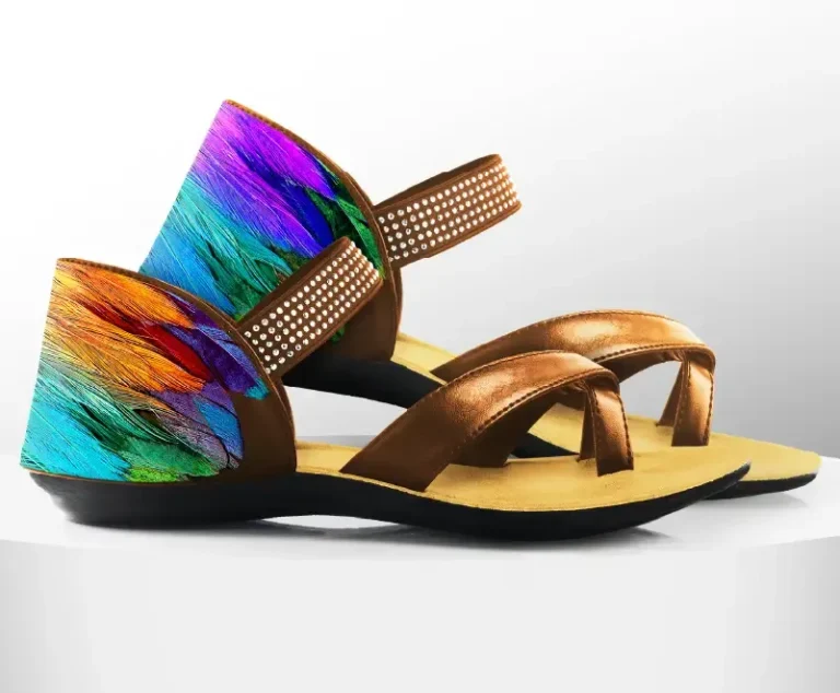 Une paire de sandales à bout ouvert avec des brides en bronze, des semelles beiges et des fonds noirs. L'arrière présente un motif de plumes vibrant, créé à l'aide de la technologie de l'imprimante sur objet, en bleu, vert, violet et orange.