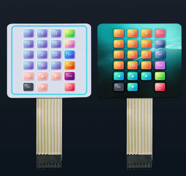 Deux claviers à membrane rectangulaires sont présentés côte à côte, chacun avec une grille de boutons colorés étiquetés avec des chiffres, des symboles et des touches de fonction - idéaux pour une utilisation avec une imprimante sur objet - reliés par des câbles plats sur un fond sombre.