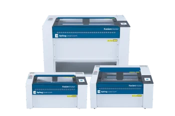 Trois machines Epilog Laser Fusion Maker bleues et blanches, chacune dotée d'un couvercle et d'un panneau de commande transparents, sont représentées sur un fond blanc. Ces modèles de machines laser existent en différentes tailles pour répondre aux besoins polyvalents de gravure en double source.