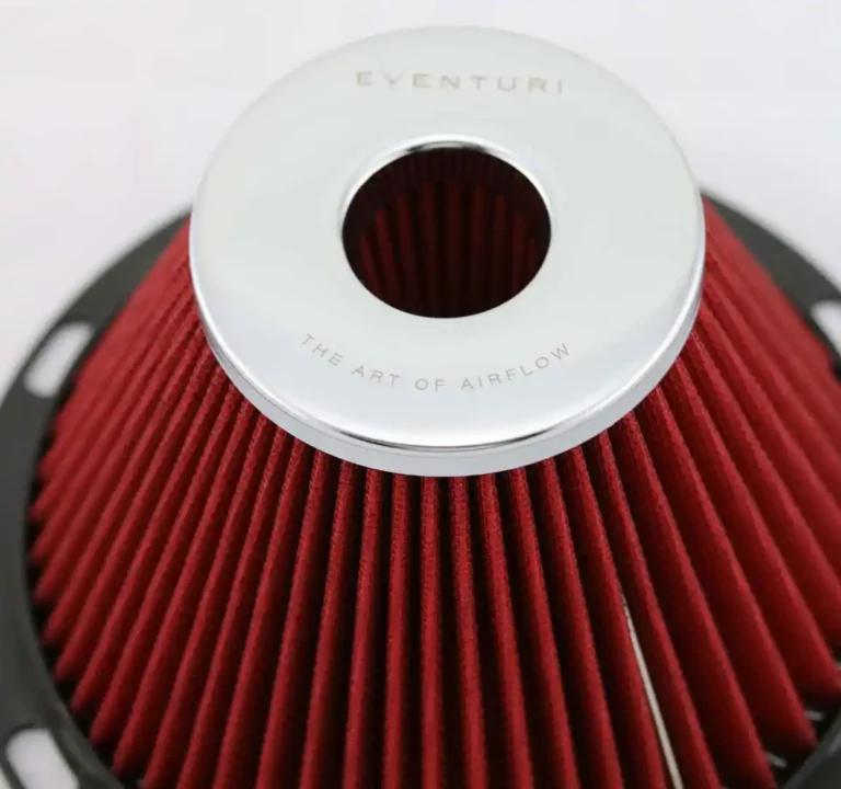 Gros plan dun filtre à air conique rouge Eventuri avec un dessus argenté gravé en métal avec les mots « The Art of Airflow ». Le design plissé est bien visible, mettant en valeur sa texture et sa forme.