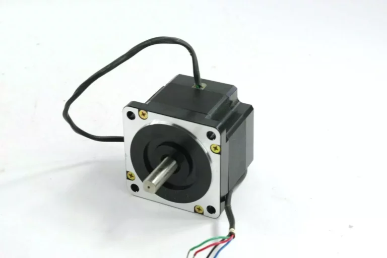 Un petit moteur pas à pas noir avec un axe argenté dépasse de lavant, monté sur une plaque métallique avec quatre vis, idéal pour les tâches de fraisage moyen format. Plusieurs fils colorés se connectent à larrière, complétés par un câble noir extensible.