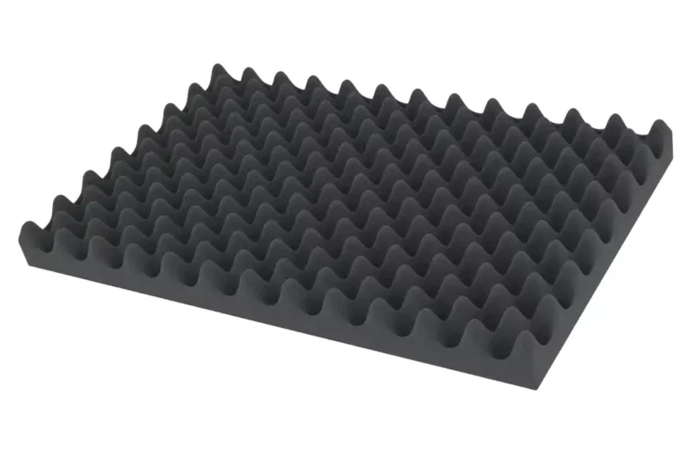 Un panneau en mousse acoustique noir avec une texture ondulée de type carton dœufs, fabriqué de manière experte avec la technologie laser de découpe de mousse pour une isolation acoustique et une réduction du bruit supérieures.