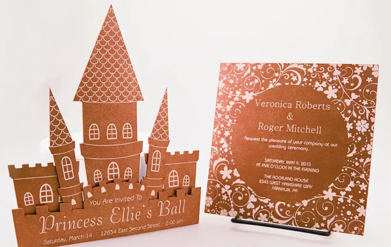 Deux cartes décoratives sont présentées : lune avec une découpe et une gravure du papier complexes, en forme de château avec le texte « Princess Ellies Ball », et une invitation de mariage à motifs floraux détaillant lévénement pour Veronica Roberts et Roger Mitchell à The Roxsand House.