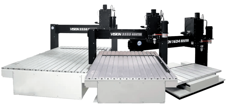 Trois routeurs CNC sont positionnés en diagonale. Les machines sont étiquetées « Vision 2550 », « Vision 2525 » et « Vision 1624 », et disposent de grands espaces de travail plats et de cadres noirs robustes pour des tâches de découpe et de gravure de précision.