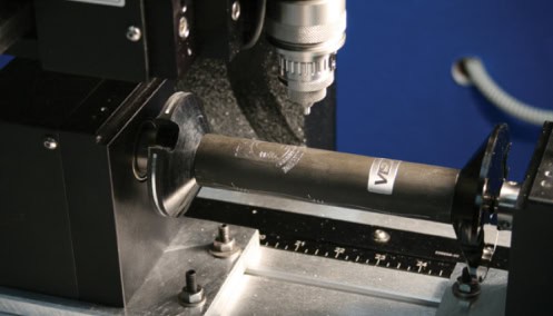 Un cylindre métallique est solidement fixé dans une machine-outil grâce à une fixation rotative.