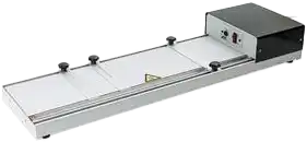 Image dune machine à laminer les plaques métalliques avec un boîtier de commande de couleur foncée à une extrémité et des boutons réglables sur la surface, semblable à une plieuse plastique. Cette machine polyvalente est utilisée pour aplatir efficacement largile dans la poterie et la céramique.