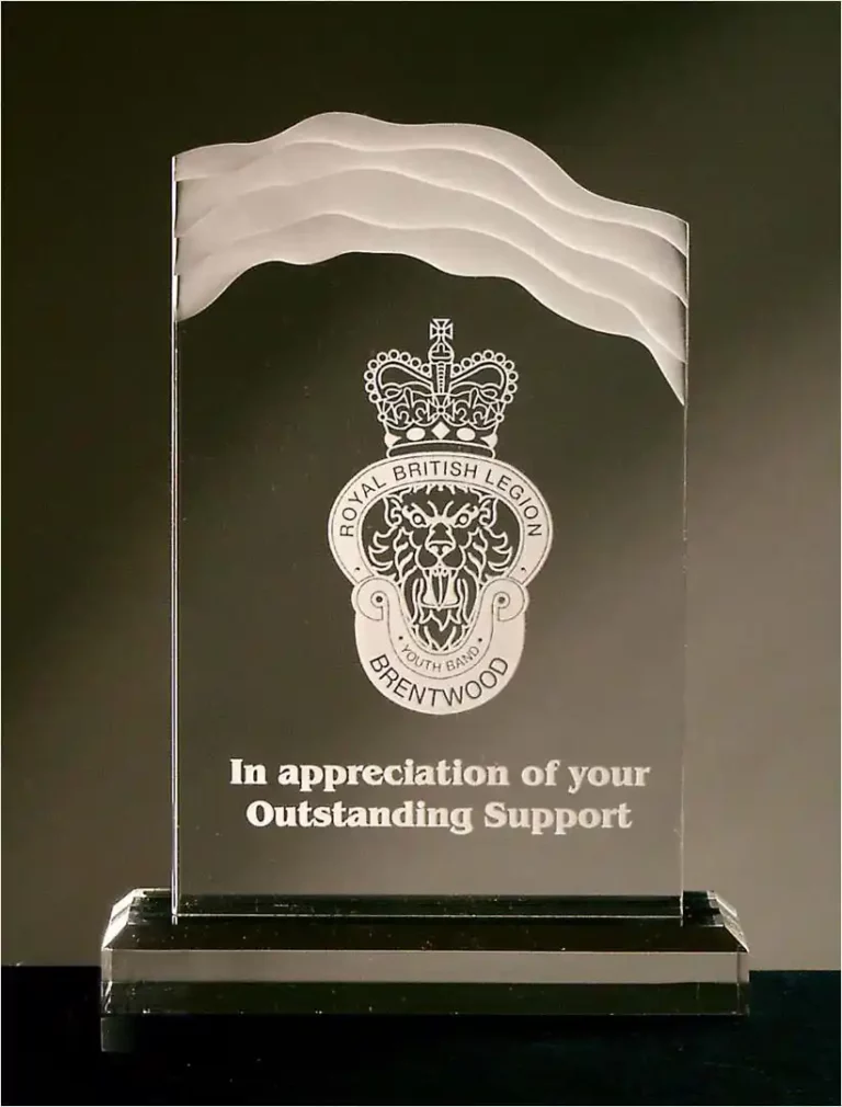 Une récompense en verre transparent avec un dessus en forme de vague comporte un logo gravé de la Royal British Legion Brentwood à laide dun verre héliogravure UV. Sous le logo, on peut lire : « En remerciement de votre soutien exceptionnel.