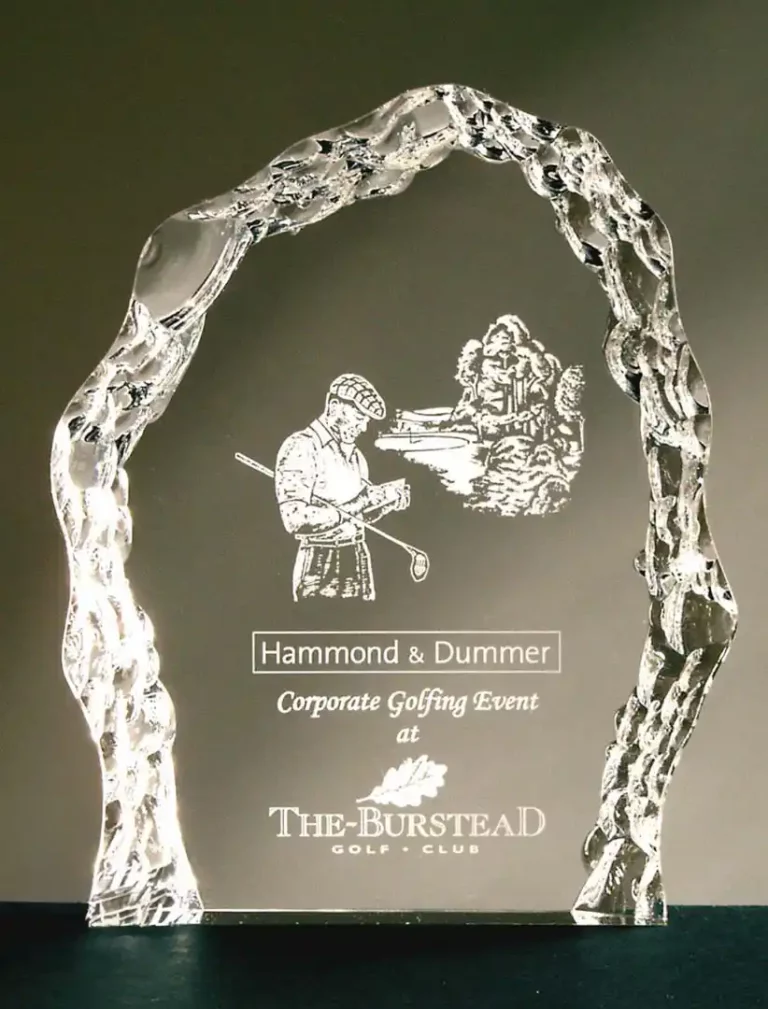Un trophée en verre transparent représentant un golfeur gravé avec un club, le texte « Hammond & Dummer Corporate Golfing Event at The Burstead Golf Club », encadré par un motif darche orné utilisant du verre gravé UV pour une finition sophistiquée.