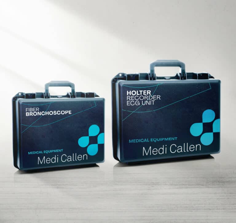 Deux valises pour matériel médical sont posées sur une surface claire. La plus petite valise est étiquetée « Bronchoscope à fibre optique » et la plus grande « Enregistreur Holter ECG ». Les deux présentent un design bleu et blanc avec le nom de marque « Medi Callen », mettant en valeur les techniques dimpression sur objet de haute qualité.
