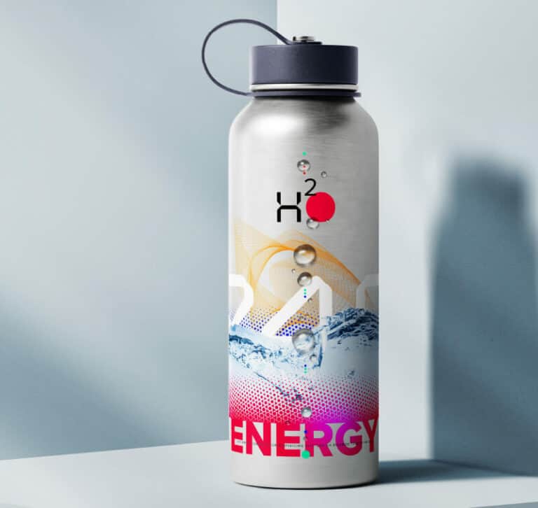 Une bouteille deau métallique avec un bouchon à vis et une sangle de transport met en valeur les mots « H2O » et « ENERGY » à travers des graphismes vibrants, notamment des vagues et des motifs abstraits. Le design, qui rappelle les techniques dimpression sur objet, se détache sur un fond clair et géométrique.