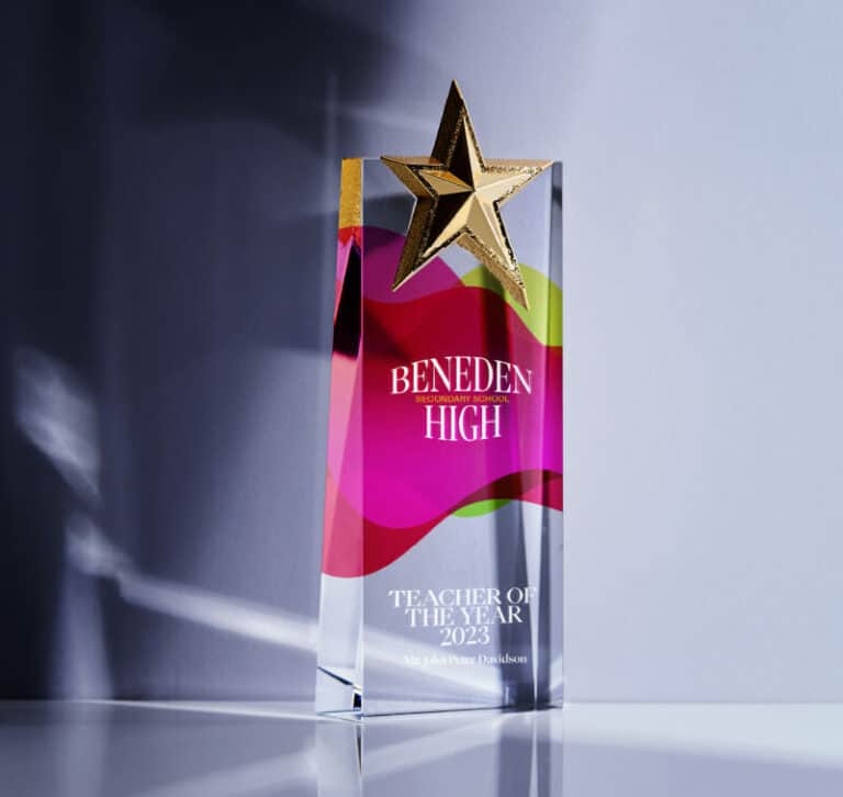 Le prix, conçu avec un design coloré et une étoile dorée, porte la mention « Beneden High School Teacher of the Year 2023 » avec le nom du lauréat en dessous. La technologie Imprimante sur objet donne vie à cette pièce élégante sur un fond neutre.