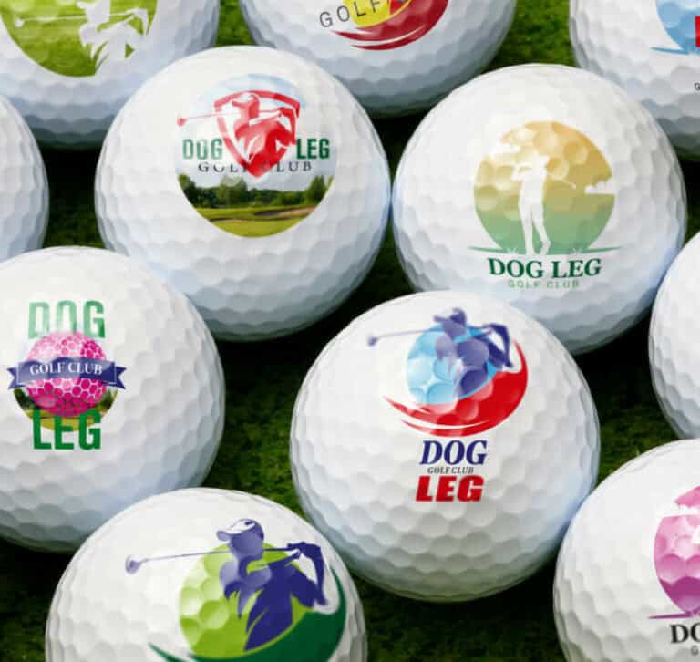 Une collection de balles de golf avec des logos et des superpositions de texte éclatants, placées sur une surface herbeuse. Chaque balle est dotée dun emblème unique, représentant des golfeurs en train de balancer des clubs. Découvrez le talent artistique dimprimante sur objet dans ces designs colorés.