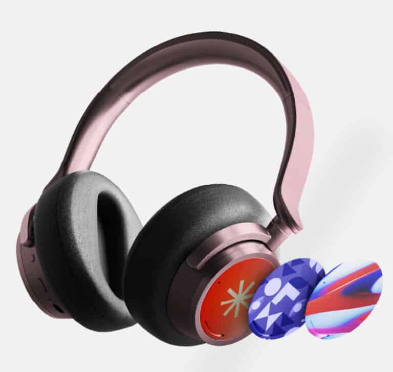 Casque audio supra-auriculaire noir aux accents roses, doté dembouts interchangeables colorés conçus par imprimante sur objet. Lun des embouts présente un motif rouge avec une étoile blanche, et lautre arbore un motif géométrique bleu et blanc.