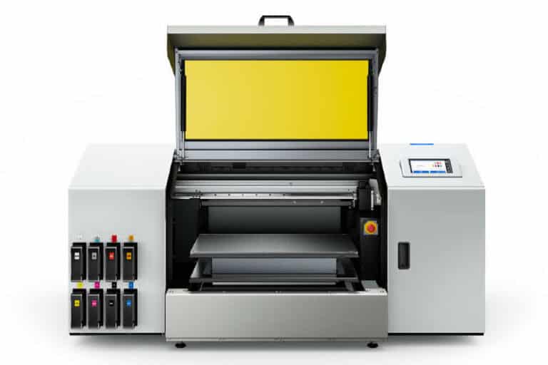 Une imprimante DTG sur objet de haute technologie est dotée dun écran jaune à lintérieur de la zone dimpression ouverte. Les cartouches dencre sont visibles sur le côté et un panneau de commande se trouve sur la droite. La machine est principalement blanche avec des touches de gris et de noir, alliant harmonieusement fonctionnalité et design élégant.