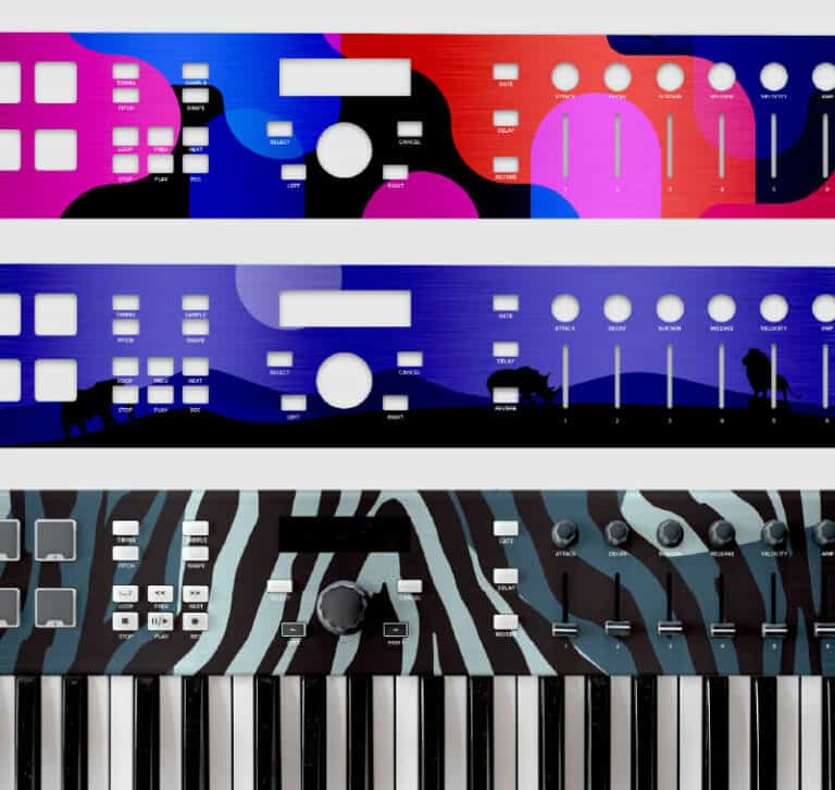 Un clavier aux motifs superposés uniques met lart à portée de main. Le dessus présente des formes abstraites roses et bleues, le milieu présente un paysage rouge et violet avec des silhouettes, et le dessous affiche un motif zébré noir et blanc, le tout rendu possible grâce à des techniques avancées dimpression sur objet.