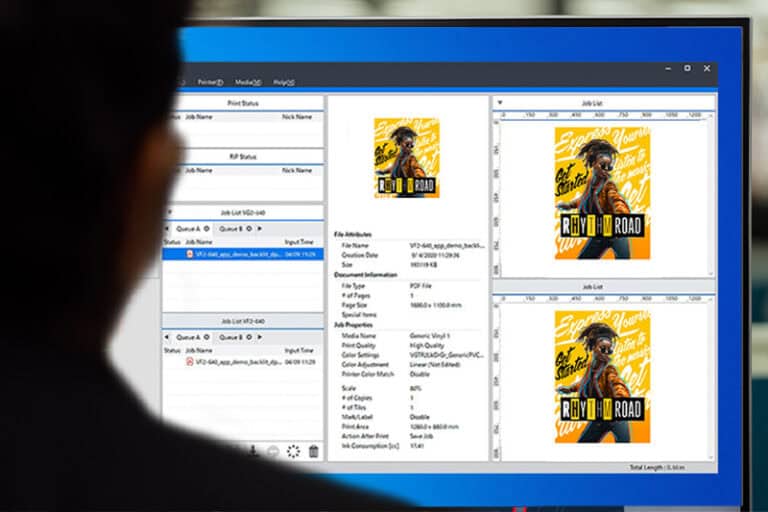 Une personne examine un écran dordinateur avec une interface de logiciel dimpression, affichant deux graphiques vibrants « RUN ROAD » en jaune et orange. Le dessin est conçu pour être produit par une imprimante/découpeuse à jet dencre, garantissant des coupes précises et des couleurs vives.