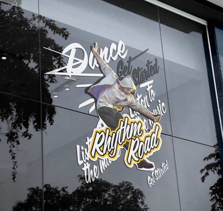Une danseuse dans une pose dynamique est imprimée à laide dune imprimante/découpeuse à jet dencre sur une vitre. Le texte indique « Dance Rhythm Road » avec des phrases comme « Get Started », « Listen » et « Feel the music » en arrière-plan. Les arbres se reflètent magnifiquement dans la vitre.