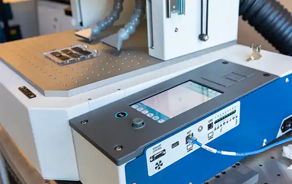 Gros plan dune fraiseuse à commande numérique, dotée dune précision laser et dun affichage numérique. Différents boutons de commande accompagnent la pièce serrée sur sa table, mettant en évidence la technologie dingénierie avancée en action.