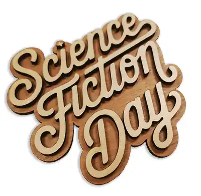 Panneau en bois découpé au laser avec les mots Science Fiction Day écrits en caractères gras et cursifs, avec des couches de bois clair et foncé pour un effet 3D.