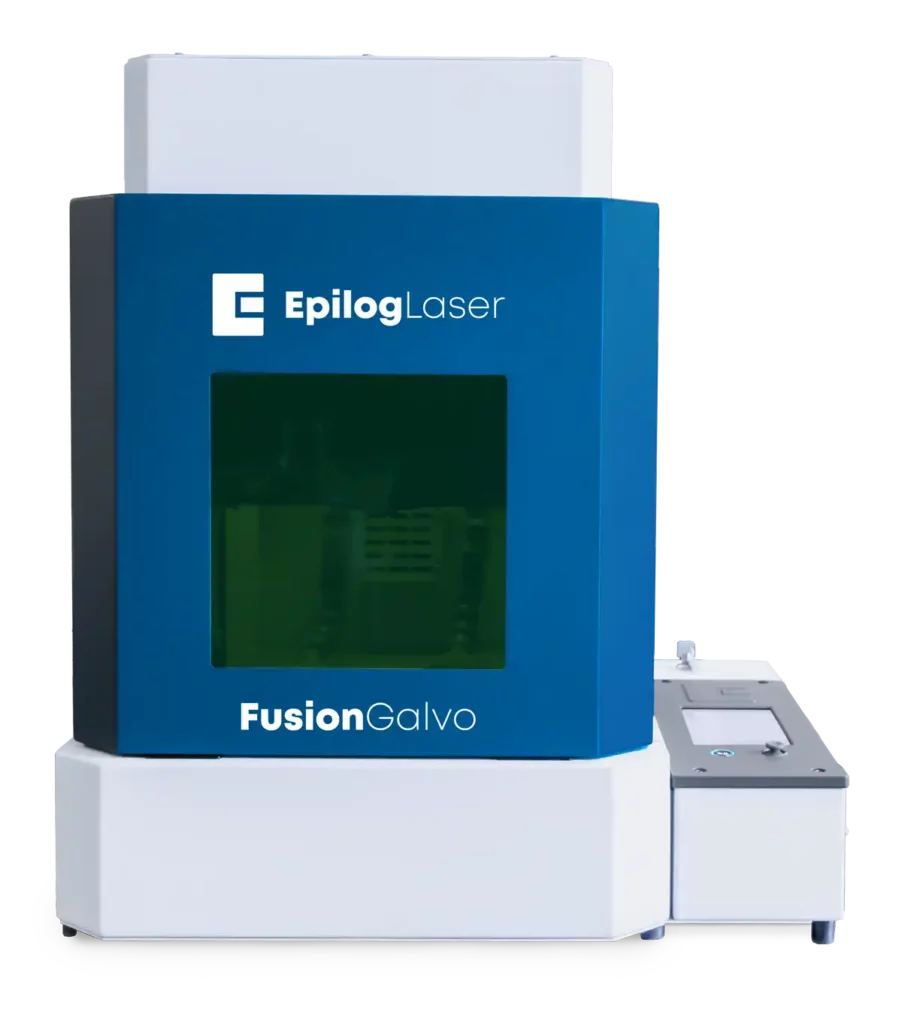 Une machine Epilog Laser Fusion Galvo au design élégant bleu et blanc. Cette machine laser CO2 est dotée dune fenêtre de visualisation teintée de vert et le logo de sa marque est bien visible dans le coin supérieur gauche.