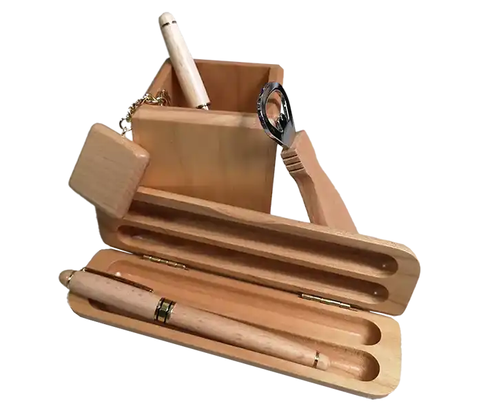 Un ensemble de papeterie en bois composé dune boîte avec chaîne, dun étui à stylo avec couvercle et dun stylo à lintérieur, conçu dans un souci de marquage des produits. La loupe complète cette collection, le tout fabriqué en bois clair pour mettre en valeur son design minimaliste et naturel.