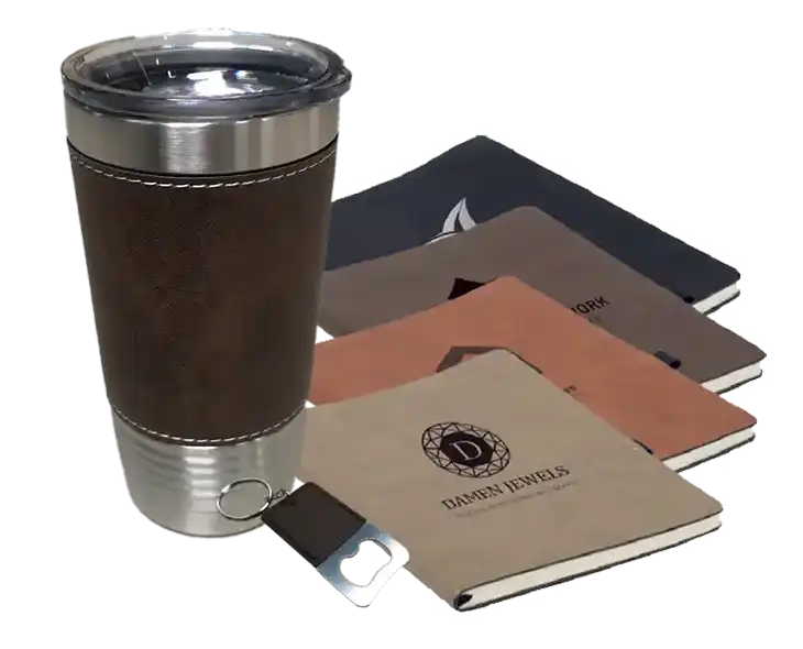 Tasse de voyage en acier inoxydable, carnets gravés et porte-clef, mettant en valeur la polyvalence du marquage laser sur le cuir.
