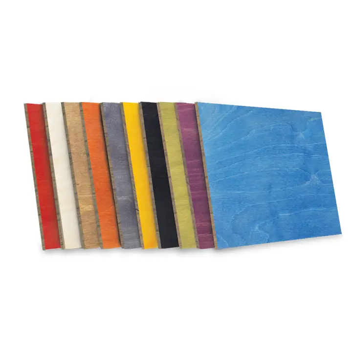Un ensemble de neuf feuilles de contreplaqué rectangulaires, chacune teintée d'une couleur différente : rouge, blanc, orange, marron, jaune, gris, noir, vert et bleu, disposées en rangées superposées sur un fond blanc.