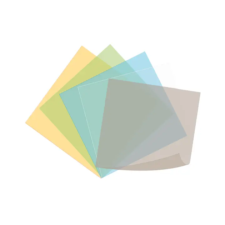 Plusieurs feuilles transparentes de différentes couleurs - jaune, vert, bleu, sarcelle et gris - sont disposées en éventail sur un fond blanc.