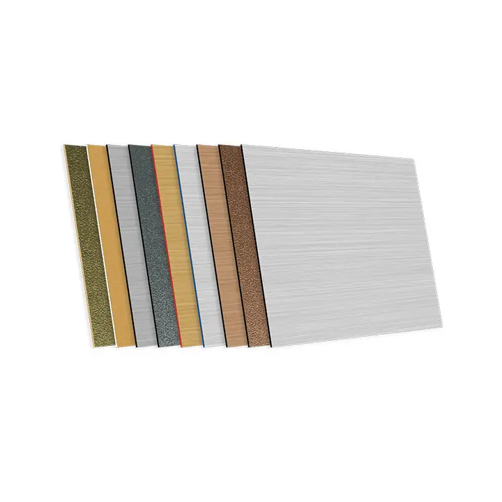Un ensemble de feuilles de métal rectangulaires de différentes couleurs et finitions, disposées en éventail et se chevauchant les unes les autres, la plus grande feuille étant en finition argent brossé sur la droite. Le fond est blanc uni.