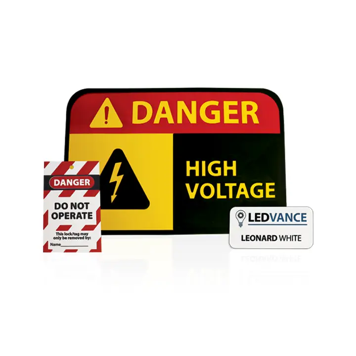 Un panneau rectangulaire portant la mention Danger High Voltage avec un symbole d'éclair, une étiquette Danger Do Not Operate et un badge portant la mention LEDVANCE Leonard White sur fond blanc.