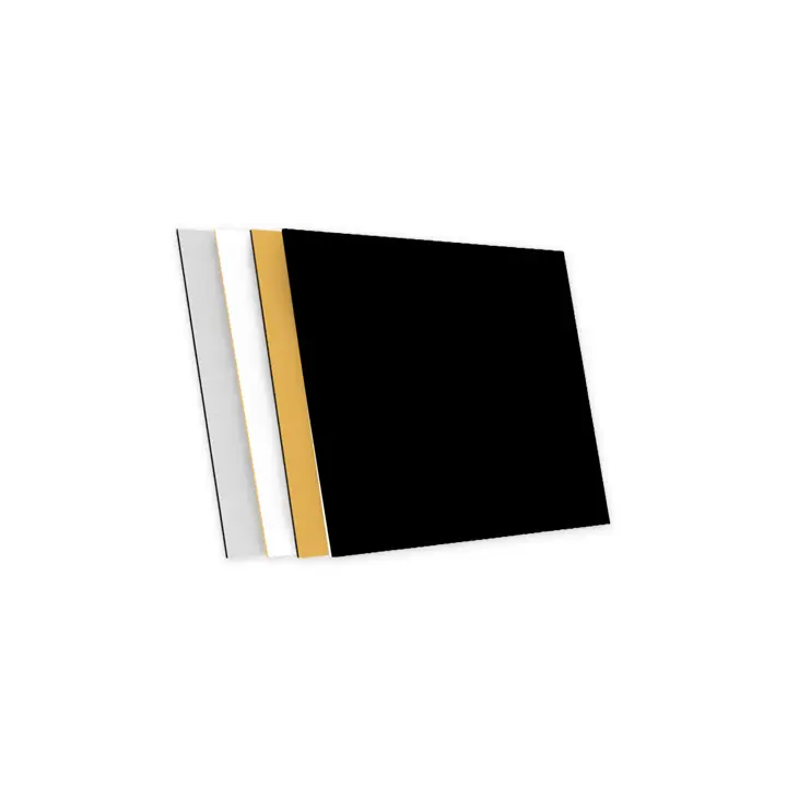 Trois feuilles rectangulaires noires, dorées et blanches sont empilées les unes sur les autres, légèrement en éventail sur un fond blanc uni.