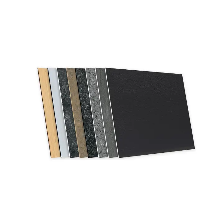 Sept échantillons rectangulaires de stratifié de différentes couleurs et de différents motifs (grain de bois, gris, noir et pierre) sont présentés debout et légèrement étalés en éventail sur un fond blanc.