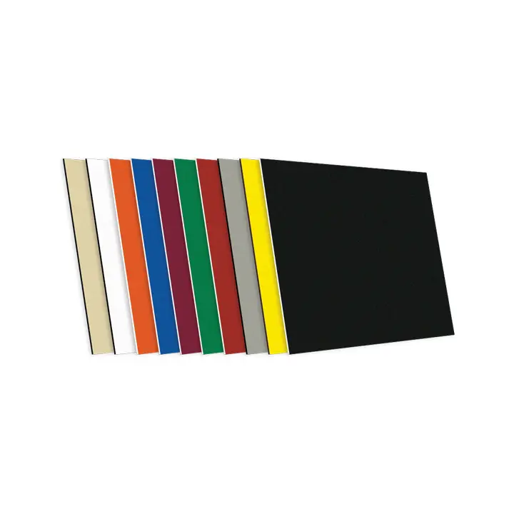Un ensemble de dix feuilles de plastique rectangulaires disposées en ligne, chacune d'une couleur différente : beige, blanc, orange, bleu, rouge, gris, vert, marron, jaune et noir. Les feuilles sont empilées avec la feuille noire sur le dessus.