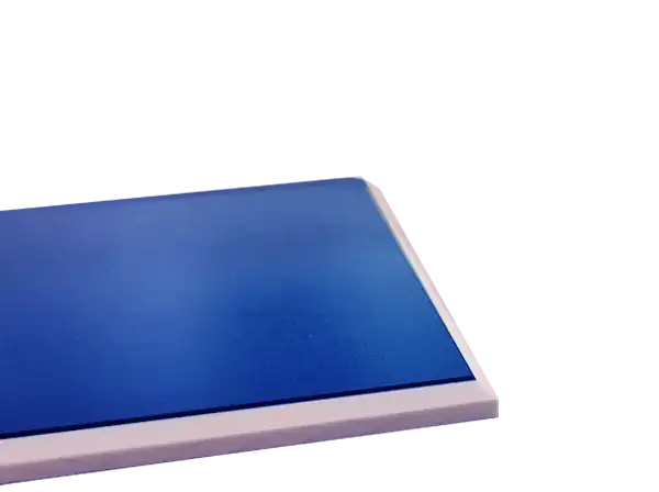Gros plan dune surface rectangulaire bleue à bord blanc, semblable à une matière à graver en fraisage, positionnée en diagonale. Le fond blanc immaculé met en valeur lobjet au premier plan.