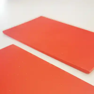 Échantillons de caoutchouc rouge, un matériau idéal pour la gravure laser de tampon