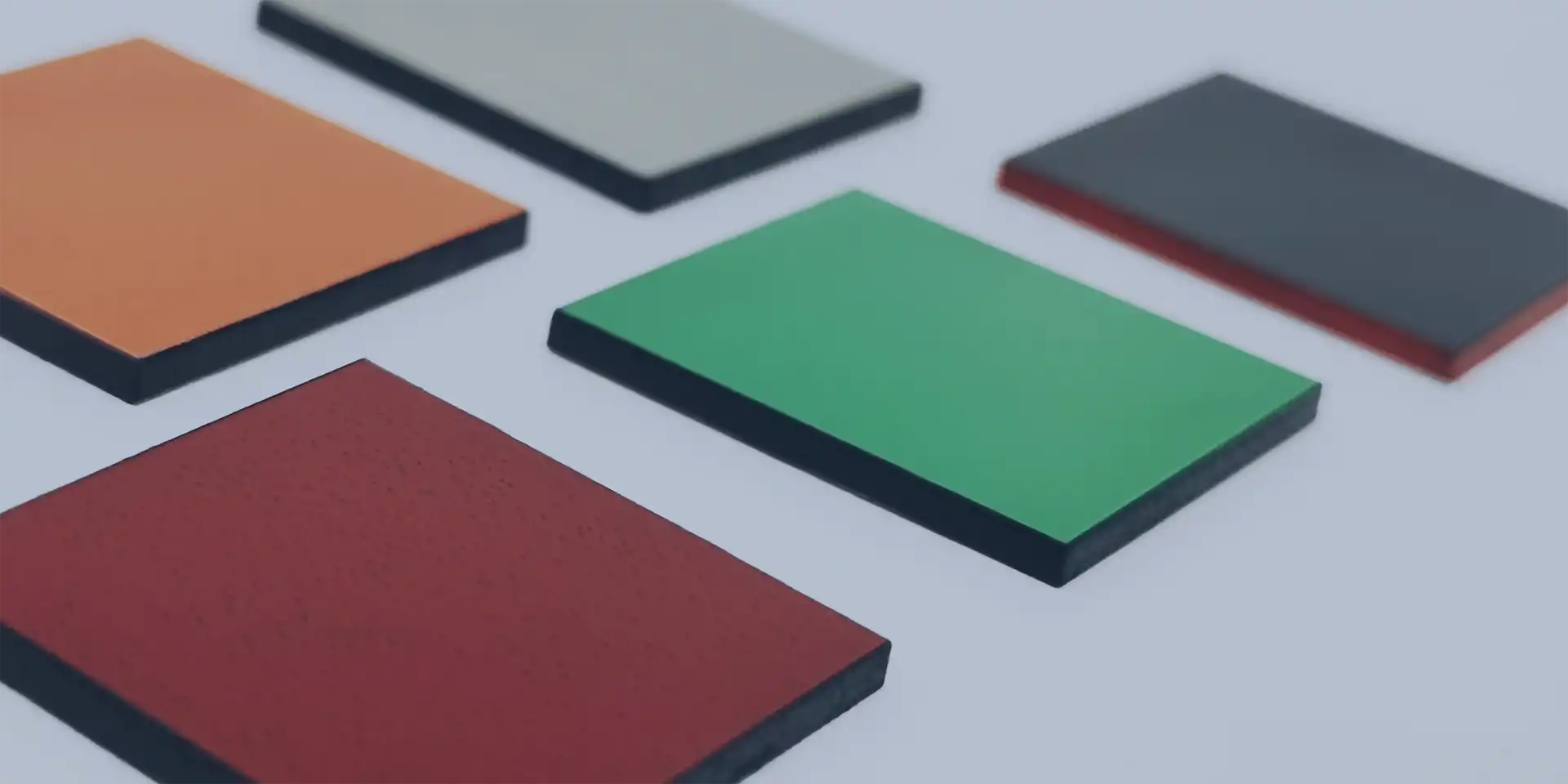 Échantillons de matériaux à graver avec un laser, incluant des plaques colorées.