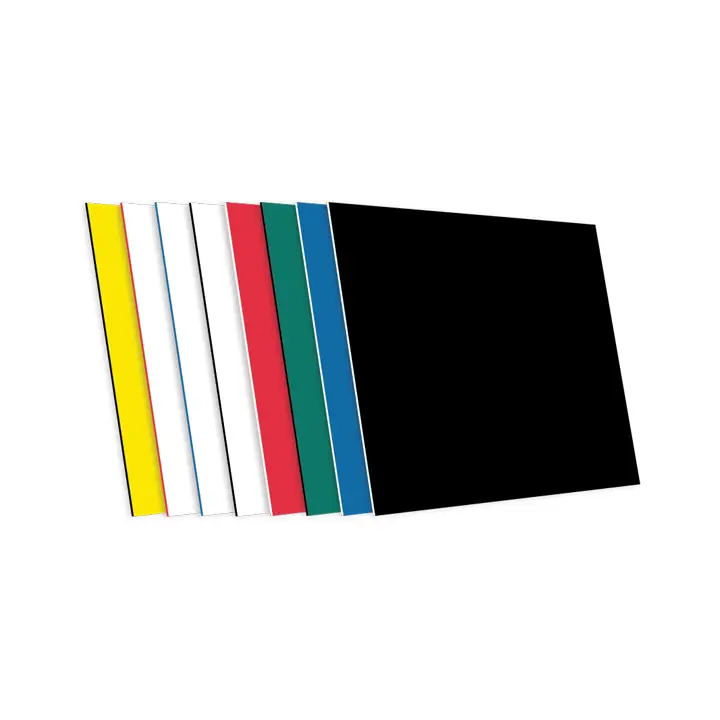 Un ensemble de sept feuilles de plastique rectangulaires de différentes couleurs - jaune, blanc, rouge, vert, bleu, noir et un autre blanc - disposées en une pile légèrement aérée sur un fond blanc.