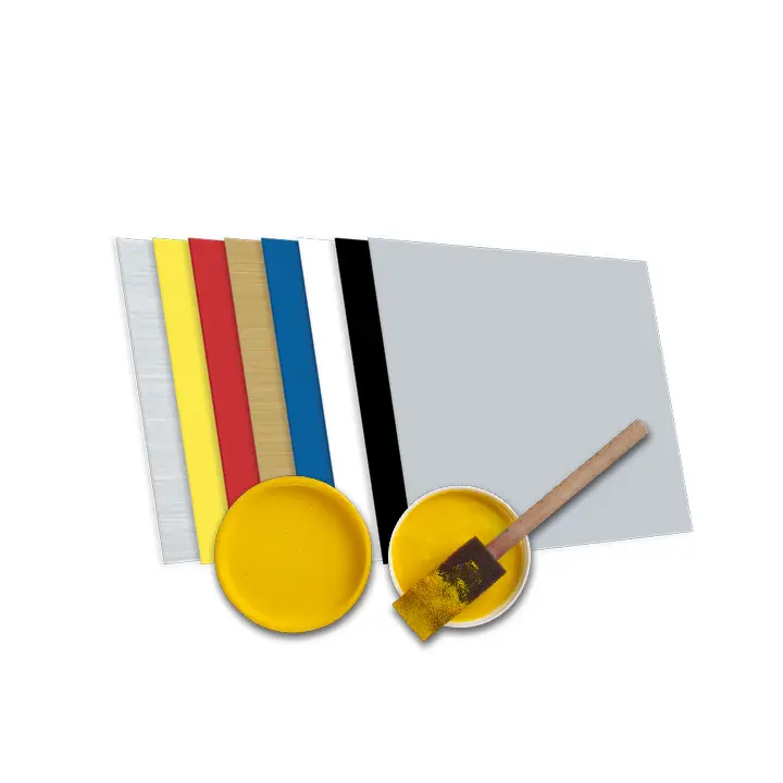 Une sélection de six feuilles acryliques rectangulaires de différentes couleurs, deux récipients ronds de peinture jaune et un petit pinceau à manche en bois dont les poils sont recouverts de peinture jaune sont disposés sur un fond blanc.