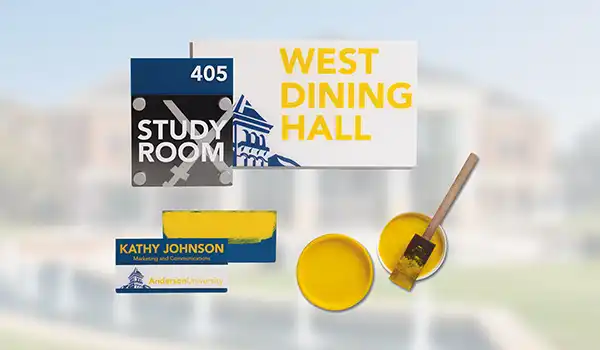 Un ensemble d'éléments de signalisation : un panneau « Salle d'étude » avec le numéro 405, un panneau « Salle à manger Ouest », une plaque signalétique pour « Kathy Johnson » et deux pots de peinture ouverts avec un pinceau, tous présentant une palette de couleurs bleu et jaune.