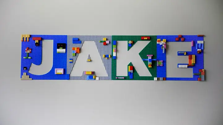 Des plaques de Lego découpées au laser forment un ensemble décoratif mural.